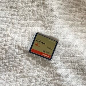 SanDisk Extreme 16GB CompactFlash Card - Gold/Red/Black